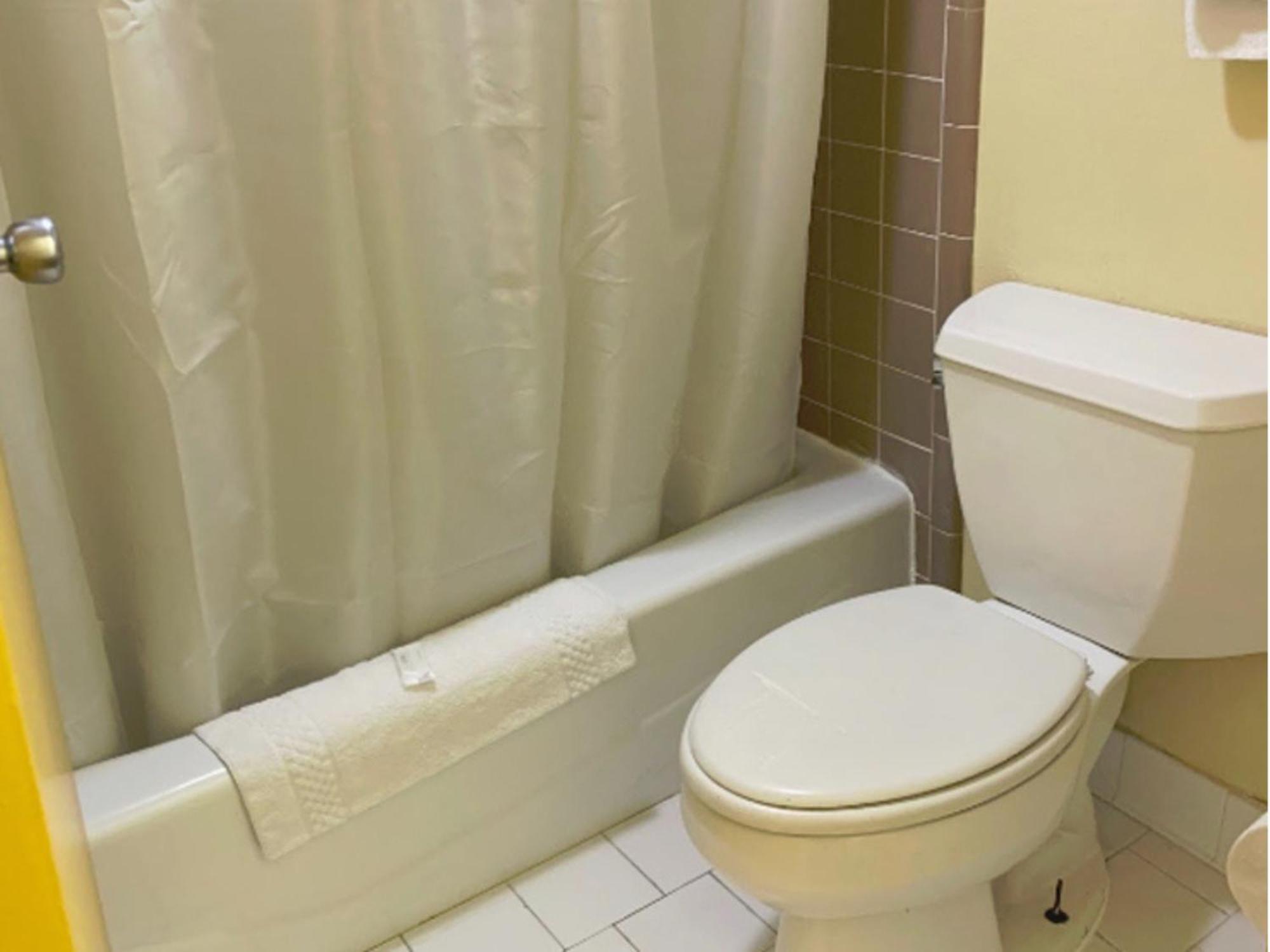 American Inn And Suites - Atlanta Airport Jonesboro I-75 Room photo